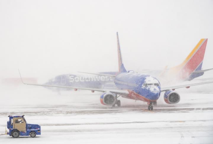 【美股新聞】航空公司受暴雪嚴重影響，取消了12000多個航班